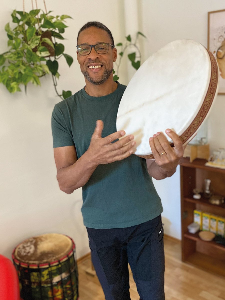 Jean-Marc Dégras mit einer Rahmentrommel