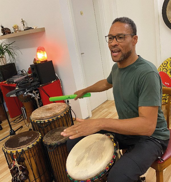 Jean-Marc Dégras spielt auf mehreren Djemben