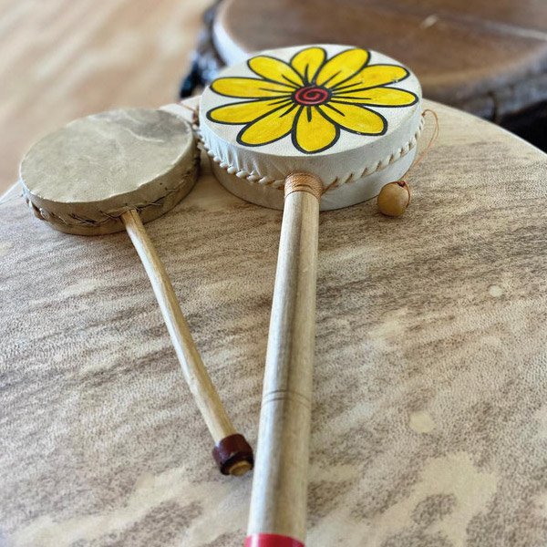 Eine Djembe auf der 2 Rasseln liegen