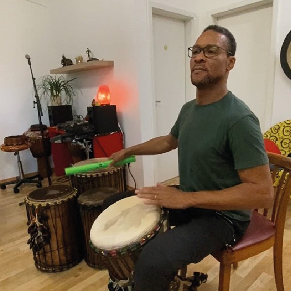 Jean-Marc Dégras spielt auf einer Djembe