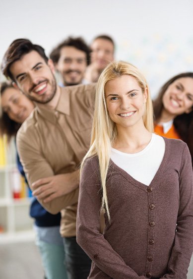 Freundlich lächelnde junge Menschen in einer Reihe