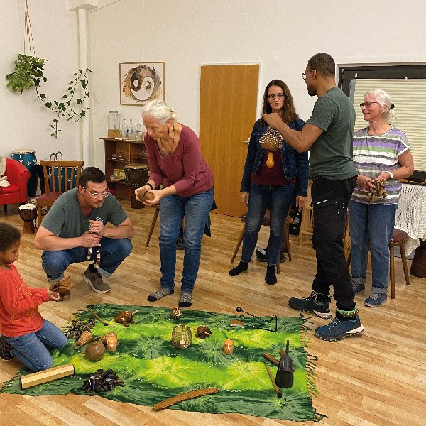 Eine Gruppe von Menschen im Seminarraum, die eine Erklärung von Jean-Marc Dégras erhalten