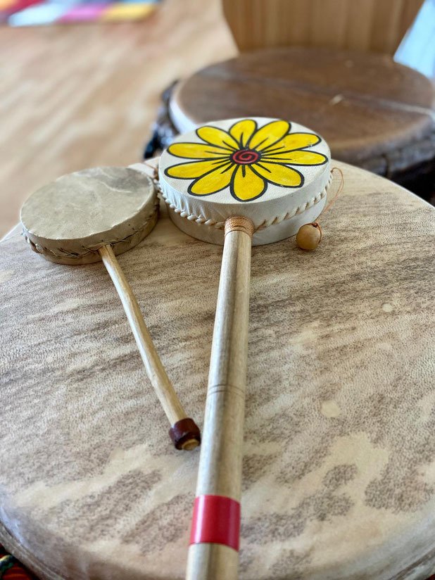 Eine Djembe auf der 2 Percussioninstrumente platziert sind