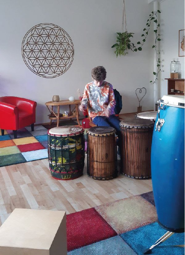 Ein Junge beim Trommeln